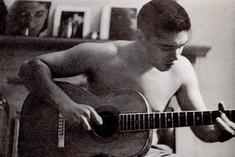 bruce_guitar3