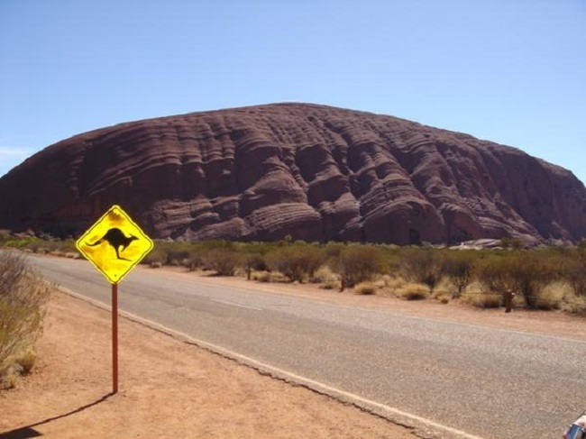 18010-uluru-aka-ayers-rock-typical-aussie-roadsign-as-well-0