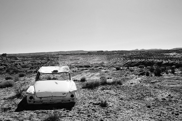 arizona-deserted-car-desert-landscape-black-and-white