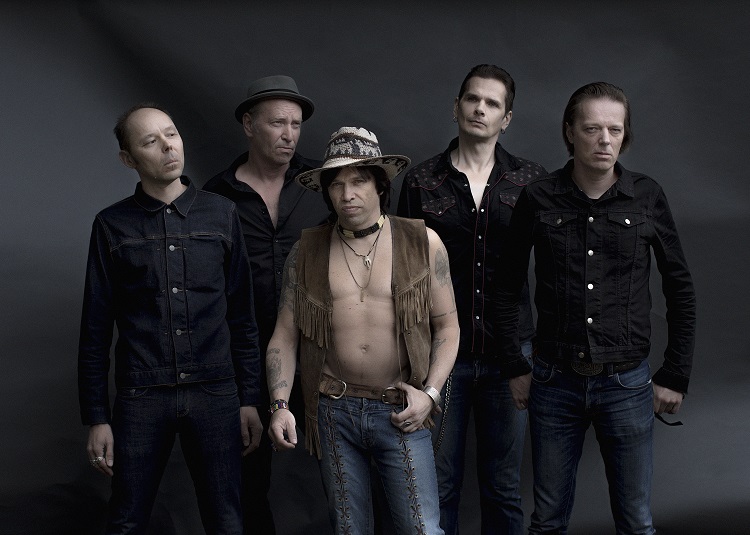 the_flaming_sideburns_photo_aki_roukala